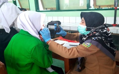 Gandeng Puskesmas Rongkop, MTsN 9 Gunungkidul nindakaken screening kasarasan siswa