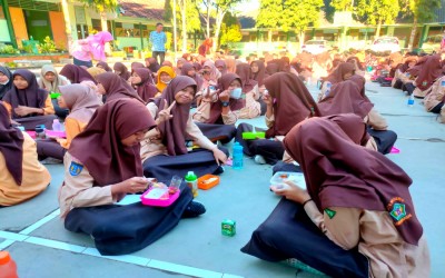 Gerakan Sarapan Sehat Bersama di MTsN 9 Gunungkidul